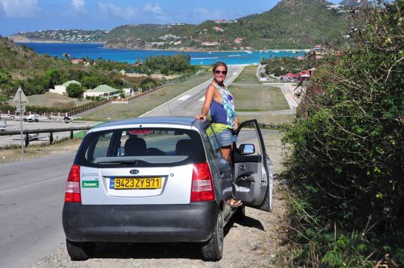 O aeroporto de St. Jean, em St. Bath, termina numa bela baía de águas azuis